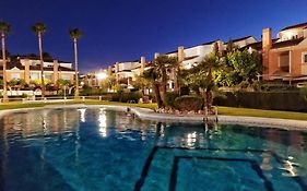 Adosado al lado de la playa, con piscina